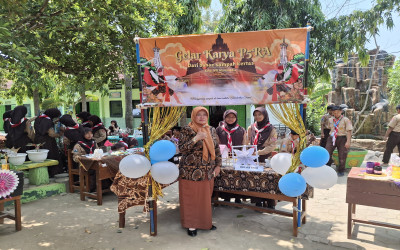 Projek Penguatan Profil Pelajar Pancasila Rahmatan Lil'alamin (P5RA): Pembuatan Benda Bernilai Ekonomis dari Bahan Sampah