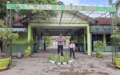 Upacara Bendera Bersama Polsek Kebonsari